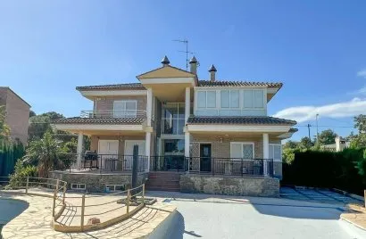 Apartamento de 4 dormitorios en Manises, Spain No. 1447