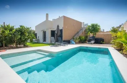 Villa de 3 dormitorios en La Zenia, España No. 1296
