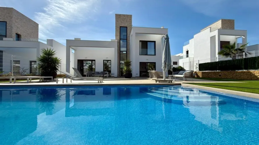 Villa de 5 dormitorios en Finestrat, España No. 1378