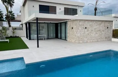 Villa de 3 dormitorios en Alicante, España No. 1148