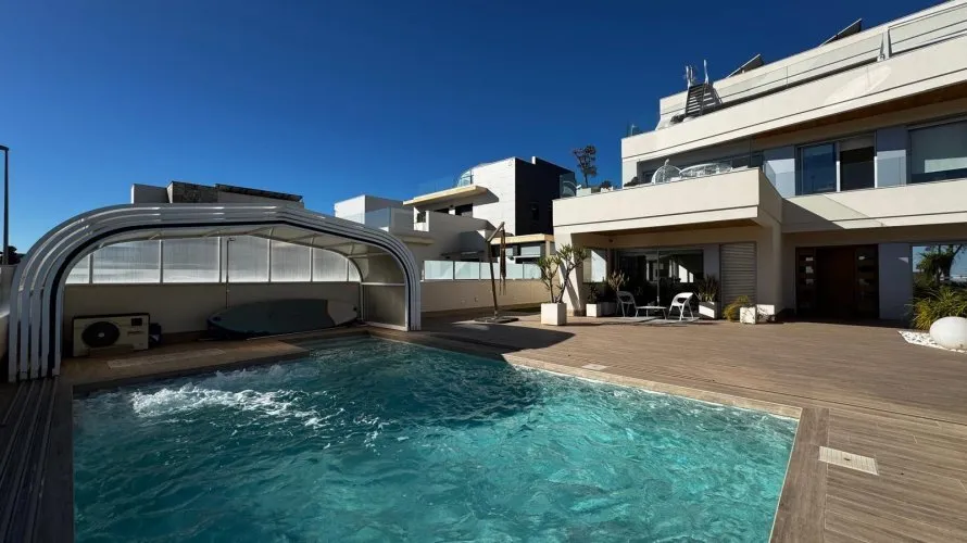 Villa de 4 dormitorios en Campoamor, España No. 1510 № 1