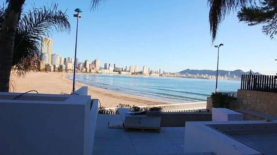 Apartamento de 4 dormitorios en Benidorm, España No. 1038