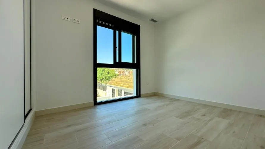 Villa de 4 dormitorios en Mutxamel, España No. 1690 № 10
