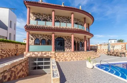 Villa de 624m² en La Zenia, España No. 1667