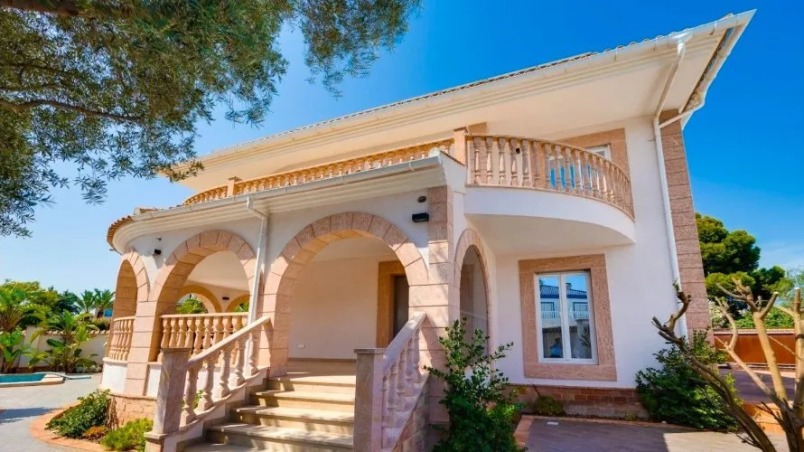 Villa de 4 dormitorios en Rojales, España No. 1695