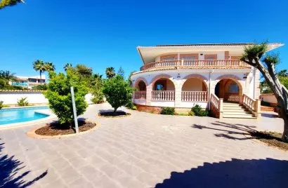 Villa de 4 dormitorios en Rojales, España No. 1695