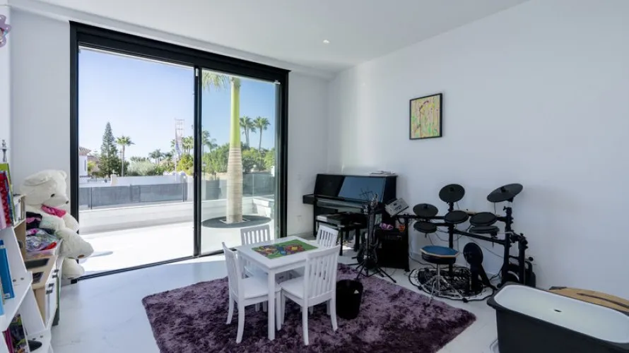Villa de 4 chambres à Estepona, Spain No. 252 № 13