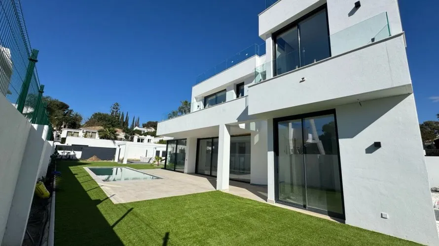 Villa de 4 chambres à Estepona, Spain No. 500 № 1