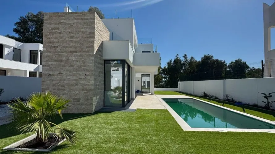 Villa de 4 chambres à Estepona, Spain No. 500 № 2