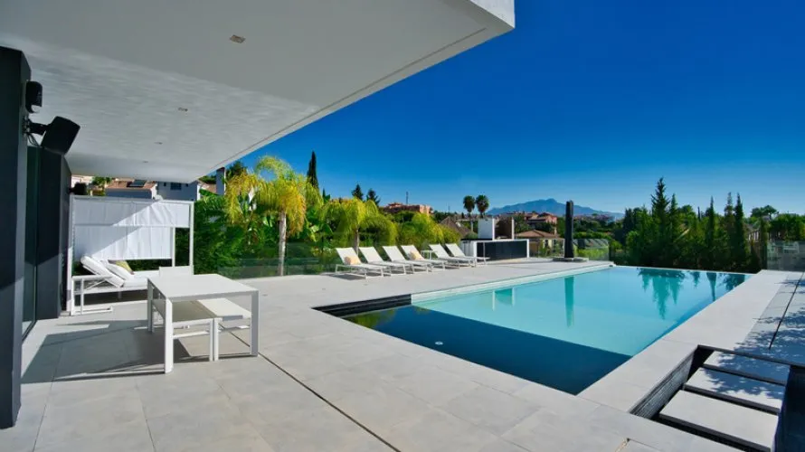 Villa de 4 chambres à Estepona, Spain No. 252 № 2