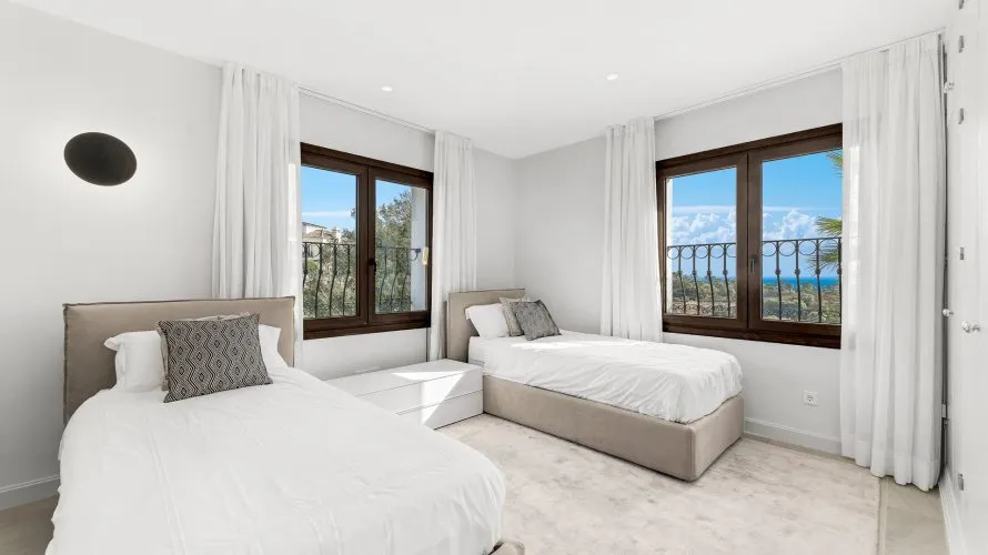 Villa de 5 chambres à Estepona, Spain No. 357 № 2