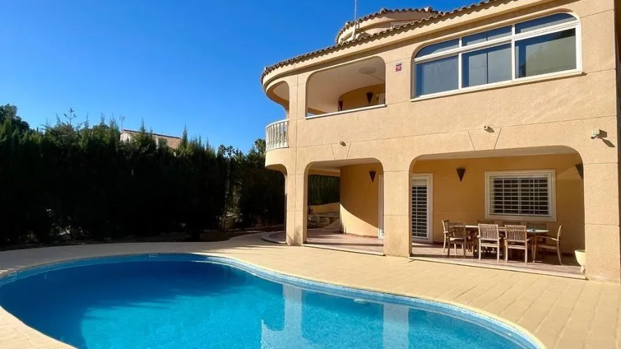 Villa de 4 chambres à Torrevieja, Spain No. 923 № 2