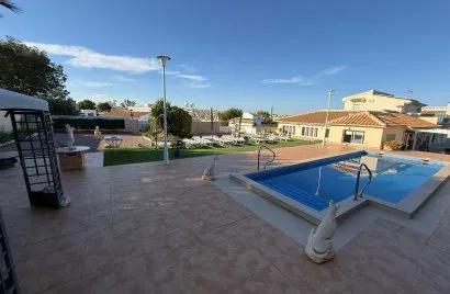 Villa de 4 chambres à Villamartin, Espagne No. 1403