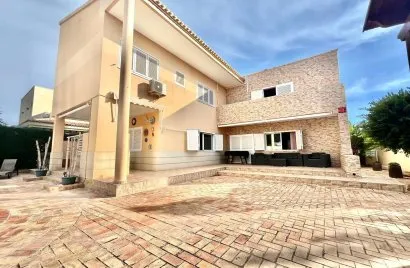 Villa de 4 chambres à Torrevieja, Espagne No. 959