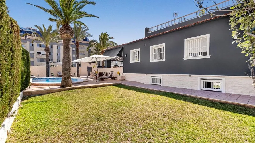 Villa de 4 chambres à Torrevieja, Spain No. 1314 № 22