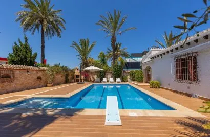 Villa de 4 chambres à Alicante, Espagne No. 1269
