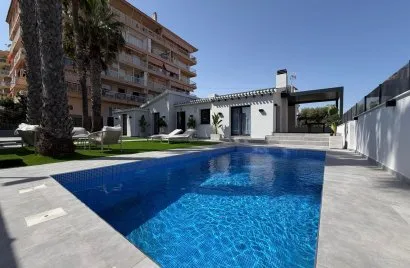 Villa de 4 chambres à Torrevieja, Espagne No. 1686