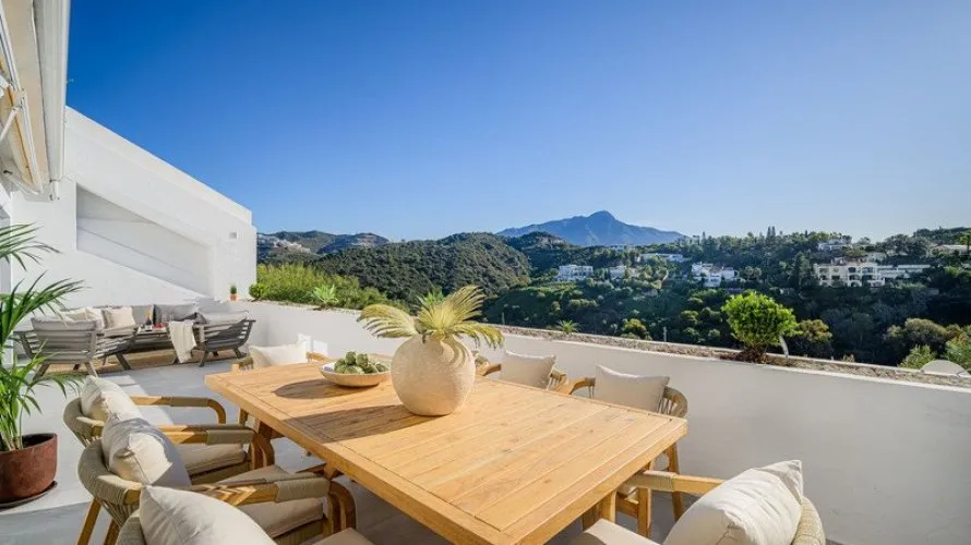 4 bedrooms apartment for sale , La Quinta, Spain No. 329 № 4