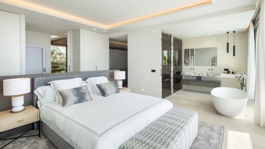 5 bedrooms house for sale , La Quinta, Spain No. 376 № 11