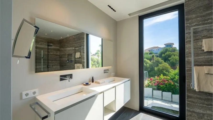 6 bedrooms villa for sale , La Quinta, Spain No. 467 № 19