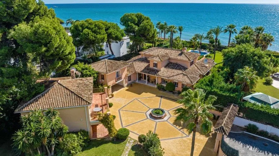 9 bedrooms house for sale , Estepona, Spain No. 396