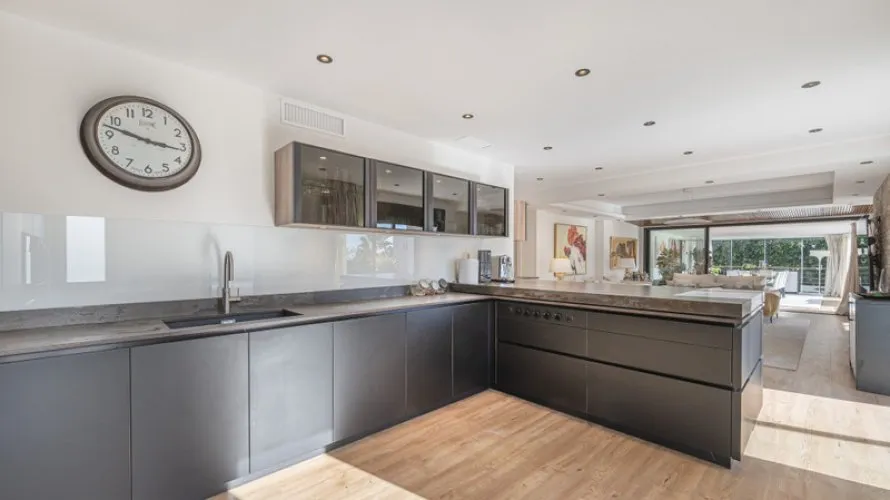 5 bedrooms villa for sale , Marbella, Spain No. 380 № 14