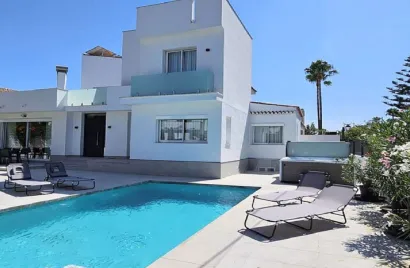 6 bedrooms villa for sale , Cortes (San Pedro De Alcantara), Spain No. 577