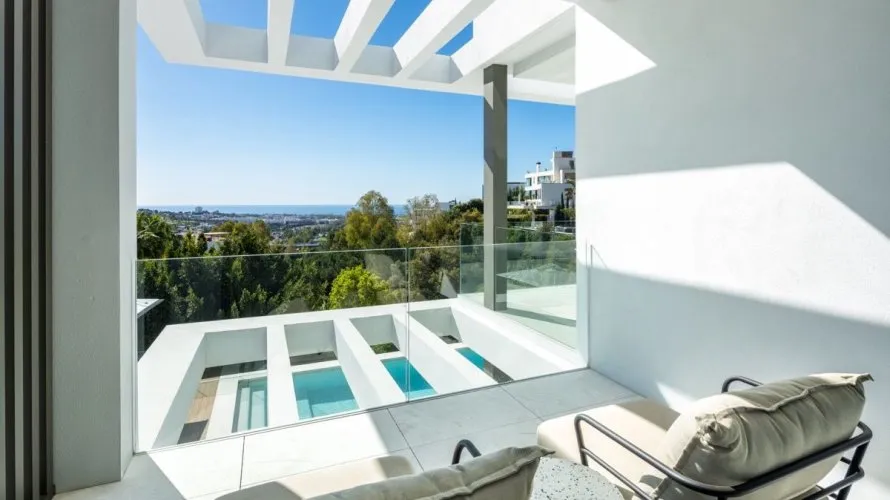 5 bedrooms house for sale , La Quinta, Spain No. 376 № 1