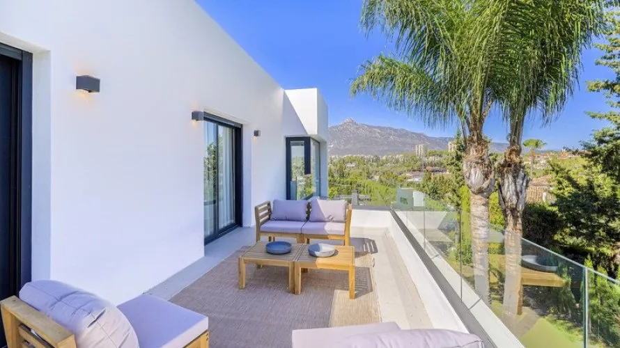 5 bedrooms villa for sale , Nueva Andalucia, Spain No. 379 № 26