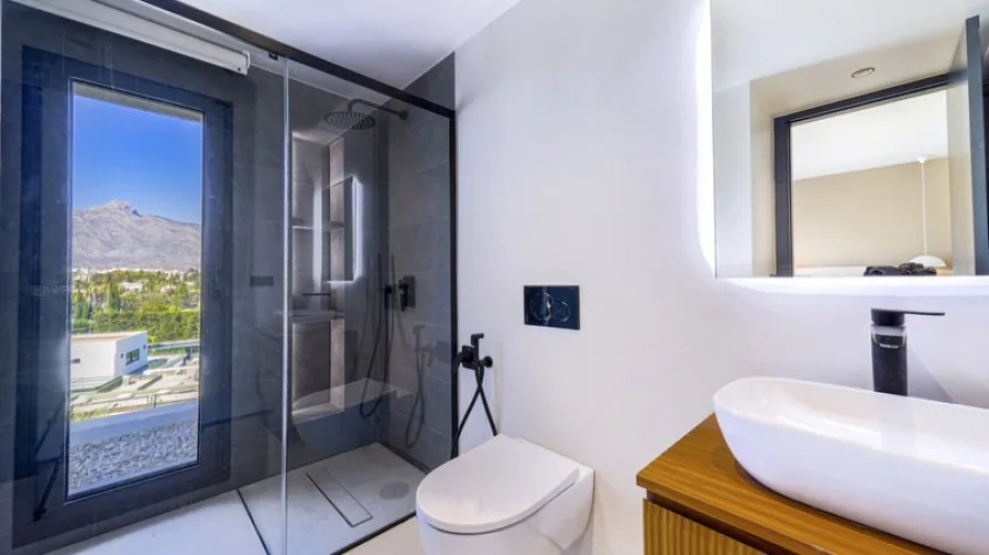 5 bedrooms villa for sale , Nueva Andalucia, Spain No. 379 № 8