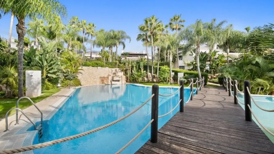 5 bedrooms villa for sale , Marbella, Spain No. 527 № 12