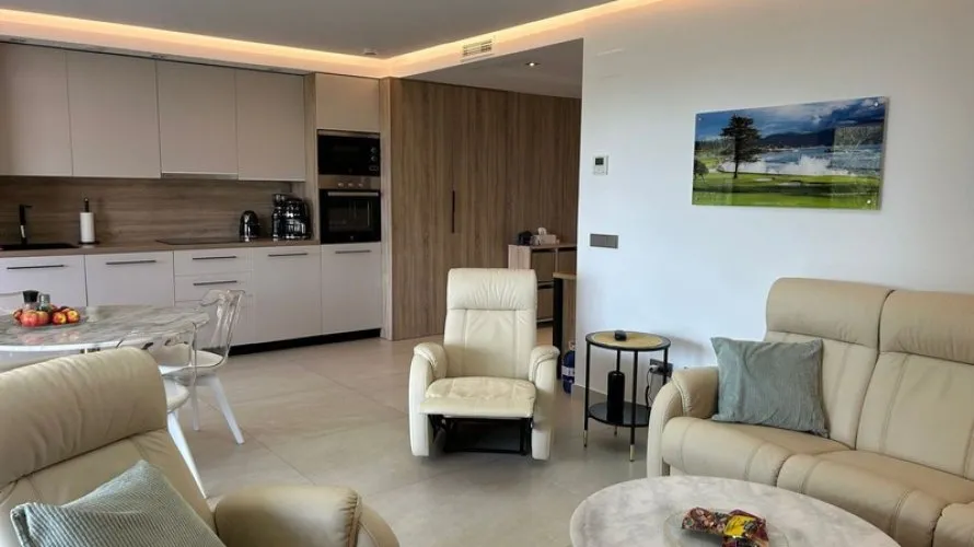 3 bedrooms apartment for sale , La Quinta, Spain No. 604 № 4