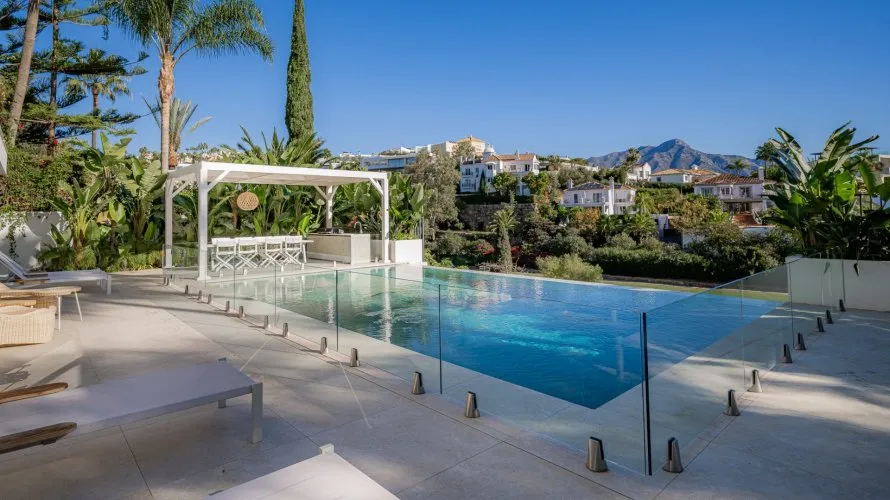 5 bedrooms villa for sale , Marbella, Spain No. 207 № 2