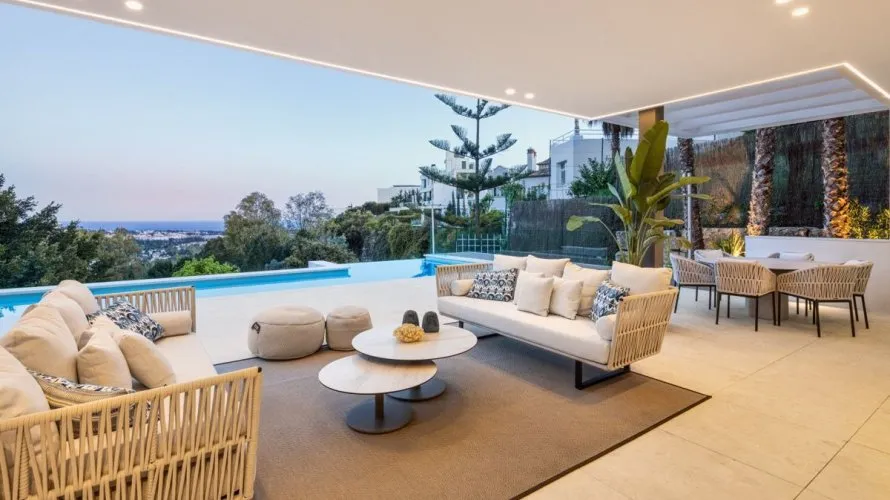 5 bedrooms house for sale , La Quinta, Spain No. 376 № 12