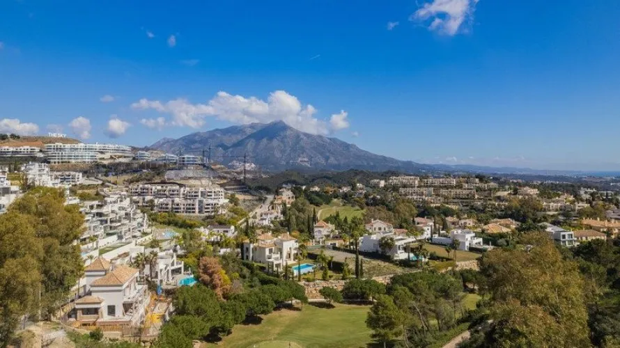 3 bedrooms apartment for sale , La Quinta, Spain No. 284 № 11