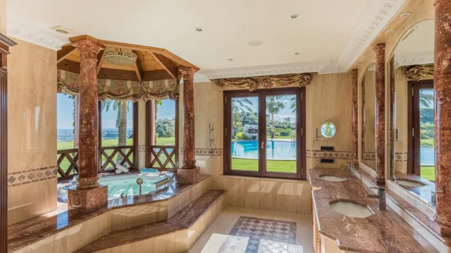 8 bedrooms villa for sale , Nueva Andalucia, Spain No. 390 № 2