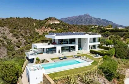 6 bedrooms villa for sale , La Quinta, Spain No. 467