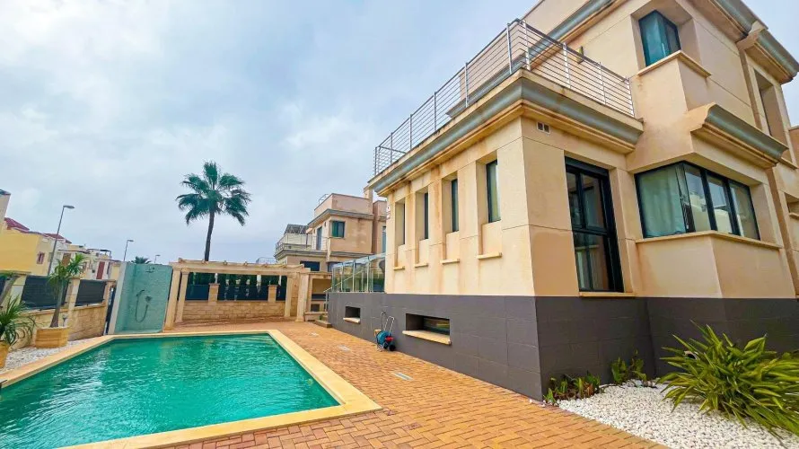 5 bedrooms villa for sale, La Zenia, Spain No. 1472 № 21