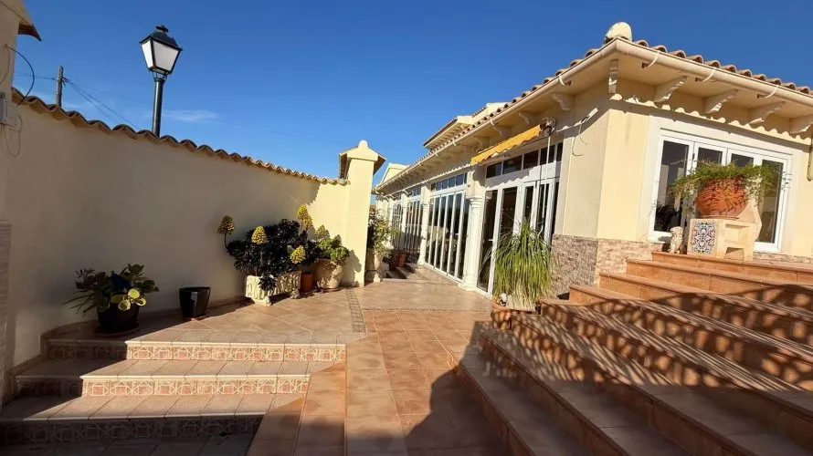 4 bedrooms villa for sale , Villamartin, Spain No. 1403 № 4