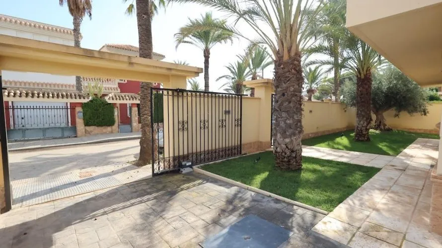 4 bedrooms apartment for sale, Cabo Roig, Spain No. 1320