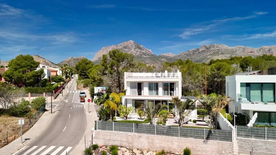 4 bedrooms villa for sale, La Nucia, Spain No. 1536 № 10