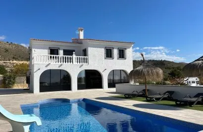 4 bedrooms house for sale, Villajoyosa, Spain No. 1303